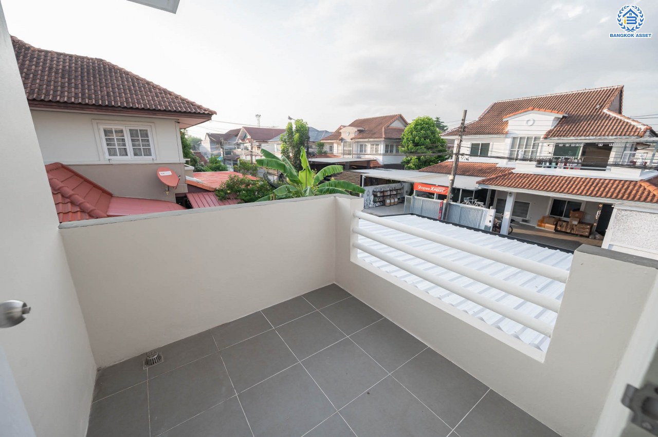 บ้านมือสองตกแต่งใหม่ โครงการ ชัยพัฒน์ เพิ่มสิน บ้านเดี่ยวหลังใหญ่ เนื้อที่ 63.8 ตร.ว. ฟังก์ชัน 3 ห้องนอน 2 ห้องน้ำ พร้อมห้องอเนกประสงค์ชั้นล่าง 1 ห้อง จอดรถได้ 1 คัน บนทำเลเดินทางสะดวก เชื่อมต่อถ.สายไหม, ถ.พหลโยธิน ใกล้สนามบินดอนเมือง และ ใกล้จุดขึ้นทางด่วน"ฉลองรัช"...